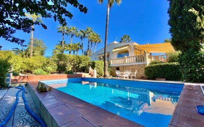 Villa de style méditerranéen avec grand jardin plat à Alfaz del Pi.