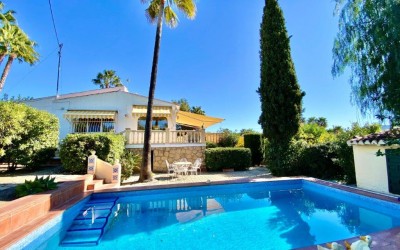 Villa de style méditerranéen avec grand jardin plat à Alfaz del Pi.