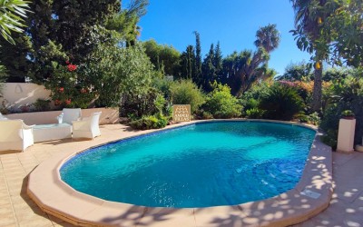 Belle villa composée de 2 appartements et avec un beau jardin avec piscine.